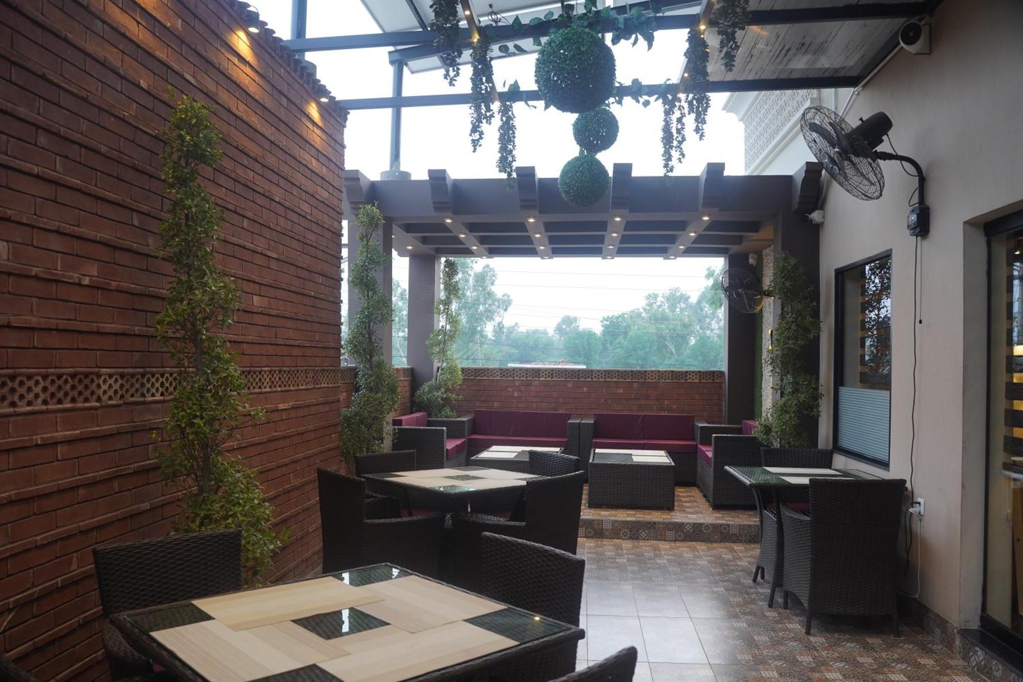 Swarg Hotel Sahiwal Zewnętrze zdjęcie